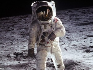 
Американски астронавти излязоха в космоса, за да монтират „парко място”