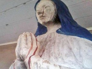 Статуя на Дева Мария заплака с кървави сълзи