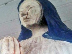 Чудо! Статуя на Дева Мария пророни кървави сълзи