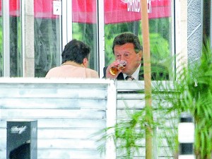 Червеният депутат Таско Ерменков пие бира и кара