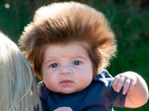 Бебе с коса като таралеж покори света
