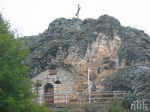 Уникален скален храм над Трън върши чудеса