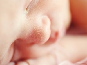 Роди се бебе с ДНК от трима