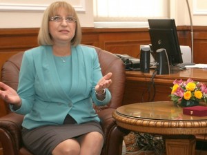 Цачева напуска парламента за месец, дарява заплатата си за носии на Черкаските баби