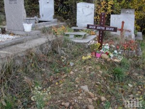 Гробът на Желю Желев пустее