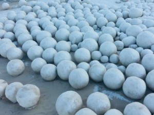 Гигантски снежни топки се появиха в Сибир
 