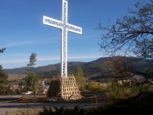 Християни и мюсюлмани издигат 22-метров кръст
