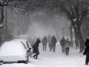 Снежен фронт удря България утре - температурите падат рязко