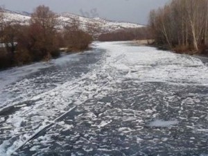 Река Струма замръзна, хората ходят по леда
 