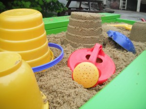 Фирма „Чистота” краде пясък от детските площадки