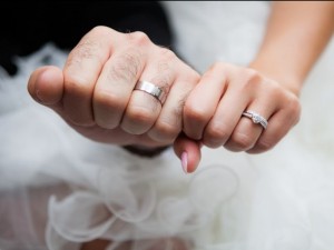 Защо носим брачни халки и на кой пръст трябва да ги поставим?