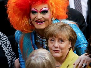 Меркел се гушка с травестит
