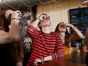 
БГ тийнейджърите: Наблягат на бирата и правят секс на 15 години

