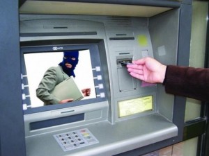 Крадат ни нагло през менте банкомати
