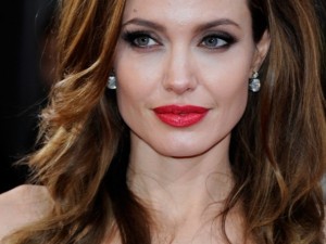 Анджелина Джоли се омъжва за богат британец
