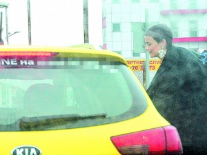 Йоана Буковска флиртува с таксиджия
 