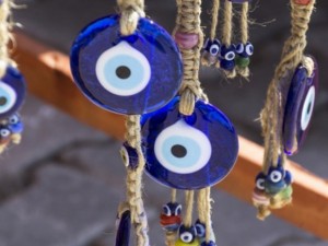 Какво представлява амулетът със синьо око и за какво служи?
