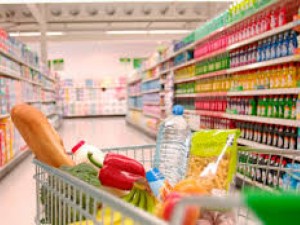 
Хитрините на супермаркетите: Как ни карат да купуваме повече излишни неща

