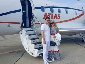 Мисис Баба на меден месец с частен самолет