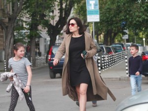 Деси Стоянова води децата на работа 
 