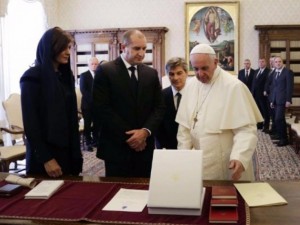 Кой прати Десислава Радева при папата?
 