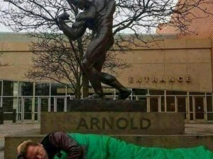 Арнолд Шварценегер остана без подслон, спа пред статуята си