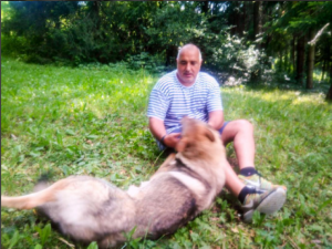 Борисов разпуска с кучето си Бъки
 