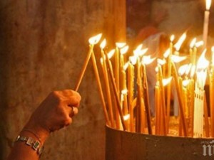 В църквата не палете свещ от друга свещ, не давайте на никого да пали и от вашата! Лошо е!