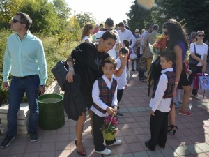 Ето ги децата на ВИП-овете в първия учебен ден – наследниците на Крум Савов, Мариана Векилска и Деси Цонева заедно в Италианския лицей 