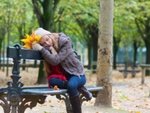 Как дамите да преборят есенната депресия