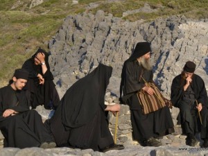 До къде стигнахме! И монасите ни емигрират… В България оцеляват на ръба на мизерията! 