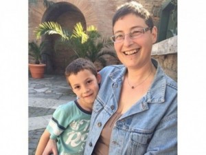 Драма с дъщерята на Коста Цонев, която опита самоубийство! 9-годишният й син спи в полицията