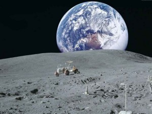 Сто души заживяват на Луната