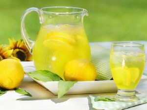 9 причини задължително да пиете лимонена вода