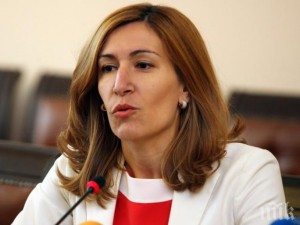 Министър Ангелкова пак се обърка