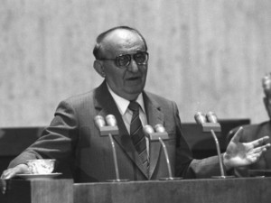 Десетокласниците ще учат за лагерите и Тато
