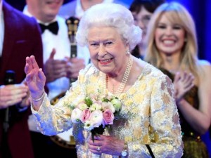 Кралица Елизабет чукна 92 с топовни салюти