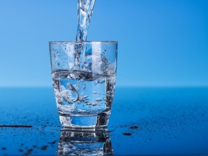 Чаша с вода чисти лошата енергия вкъщи