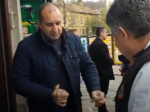 Румен Радев набива кебапчета на аванта