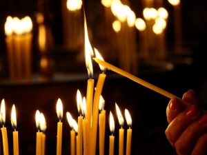 Църквата изкарва 17 млн. от свещи