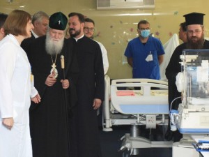 Свещеници дариха апаратура на „Пирогов“