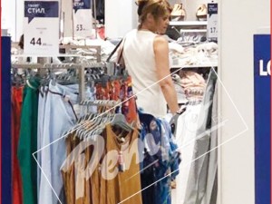Деси Радева пълни торби в столичен мол