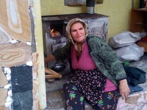Жрицата баба Юлия лекува по 50 души на ден
