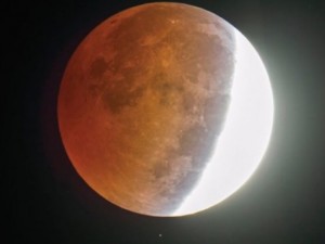 Наблюдаваме най-голямото лунно затъмнение за века