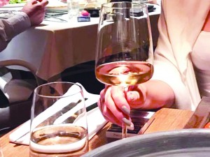 Радев и Деси гуляят в баровски ресторант