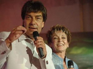 Eва мамила Гого с двама любовници
 