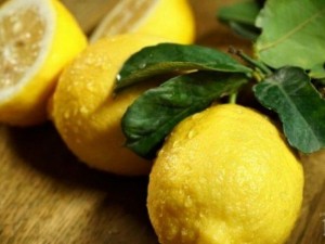 Лимонът избелва жълтите нокти