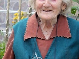 Баба Вела от Айтос избавя прокълнати на Змийски гроб