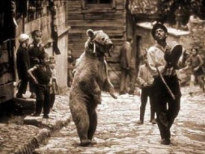 Цигани водеха танцуващи мечки със синджири по къщите