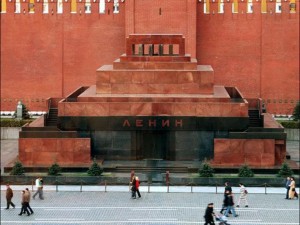 Слагат гумен Ленин в мавзолея
